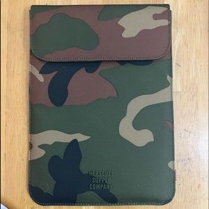 Hershel Supply Company 10-inch Tablet Sleeve NWOT Woodland Camo m
